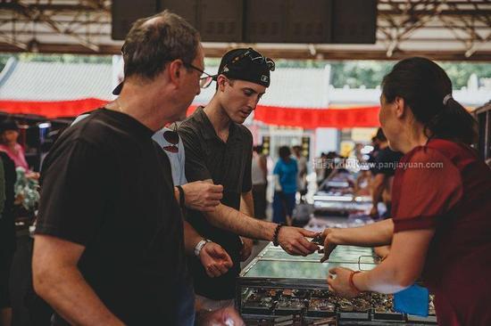 万达后街吃瓜事件真相,真相与反思